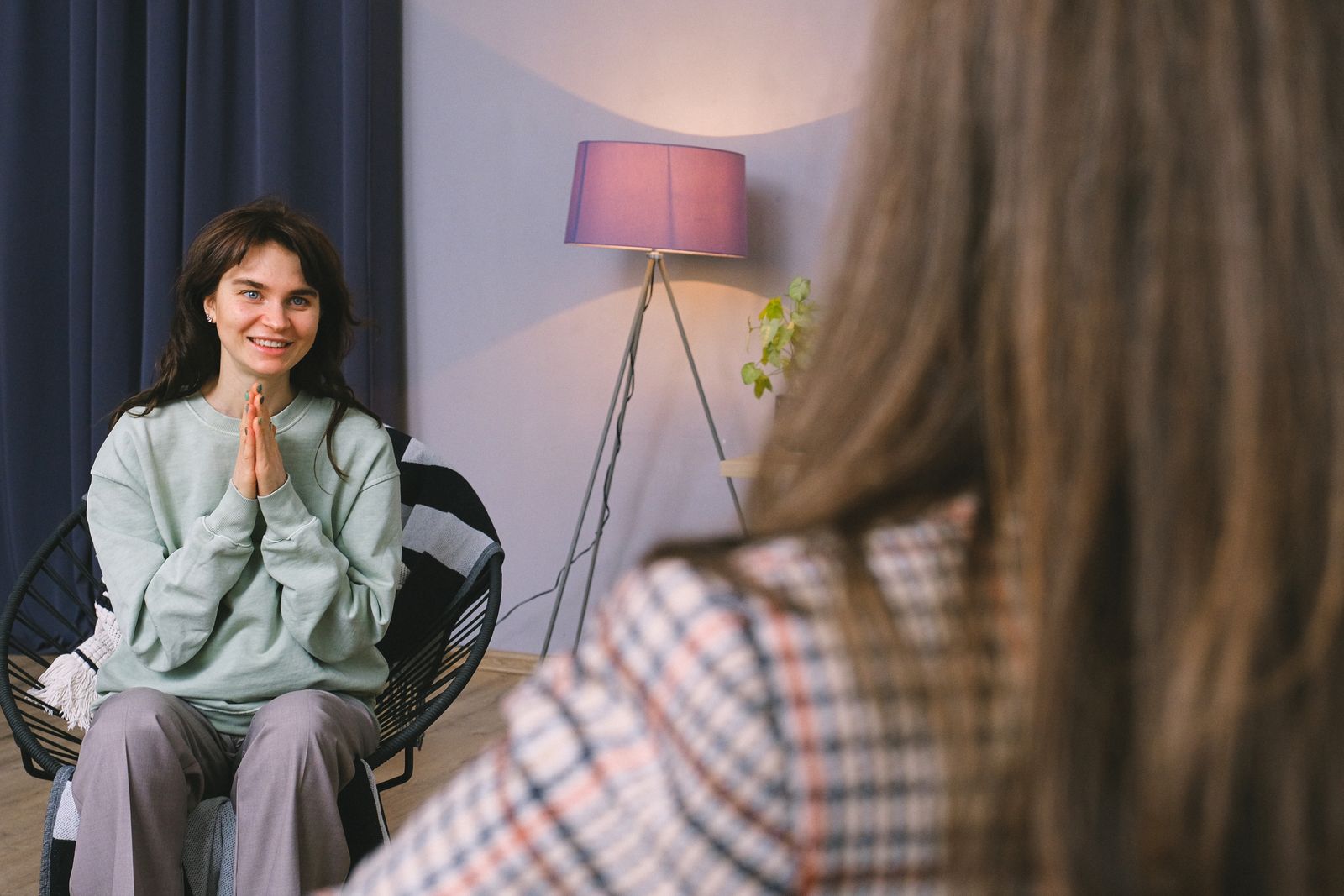 Paciente sorrindo durante sessão de psicoterapia